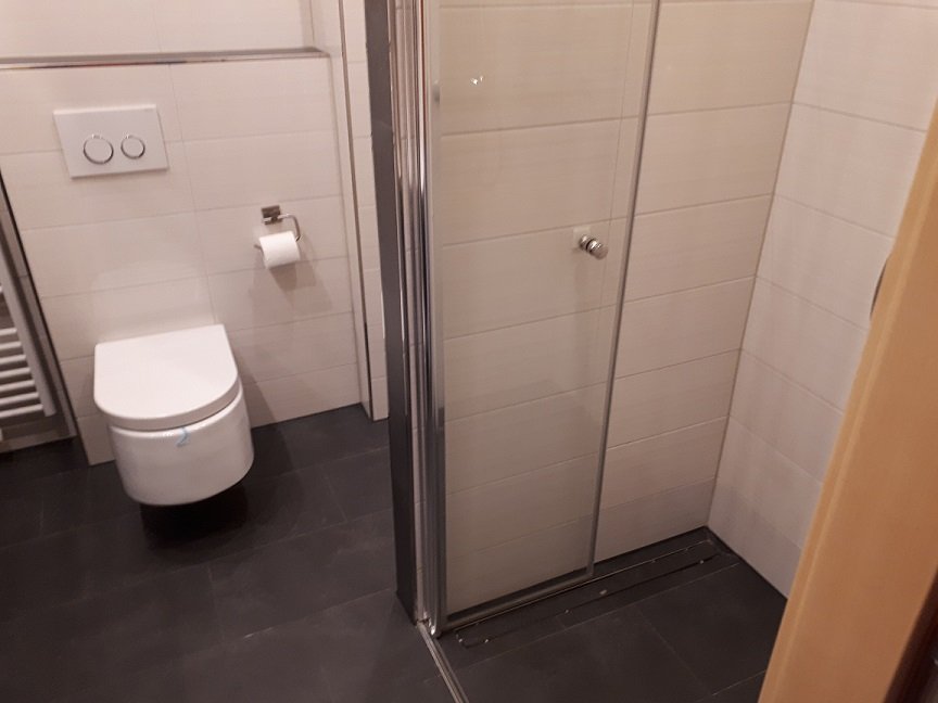 bezugsfreie renovierte Maisonette-Wohnung in zentraler Lage