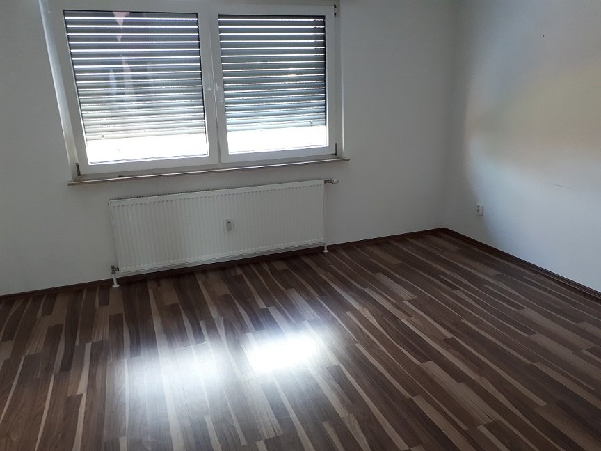 bezugsfreie renovierte Maisonette-Wohnung in zentraler Lage