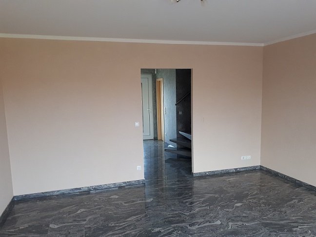 bezugsfreie renovierte Maisonette-Wohnung in zentraler Lage